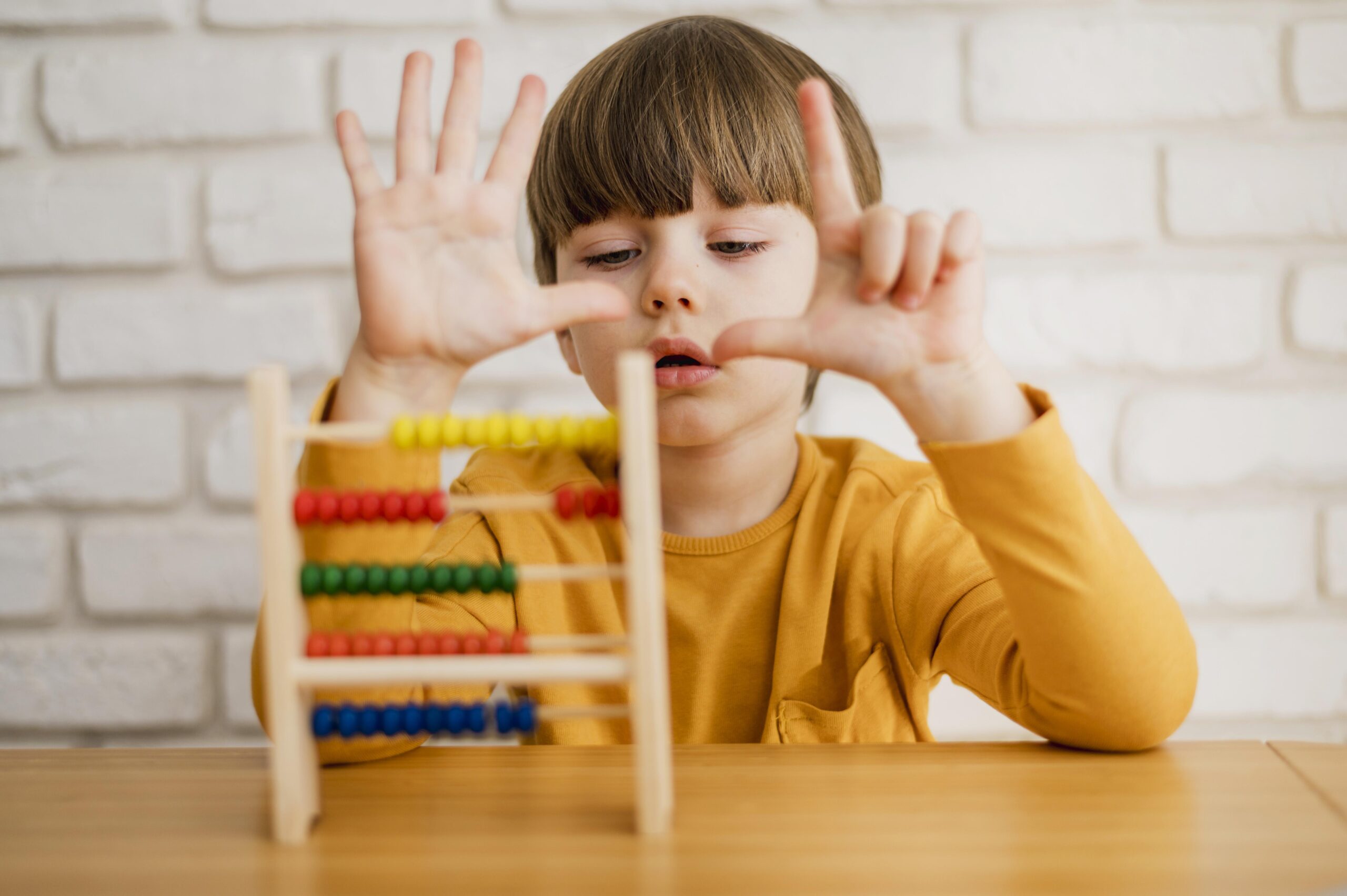 front-view-child-using-abacus-learn-how-count دوره حساب ذهنى - الصورة 1